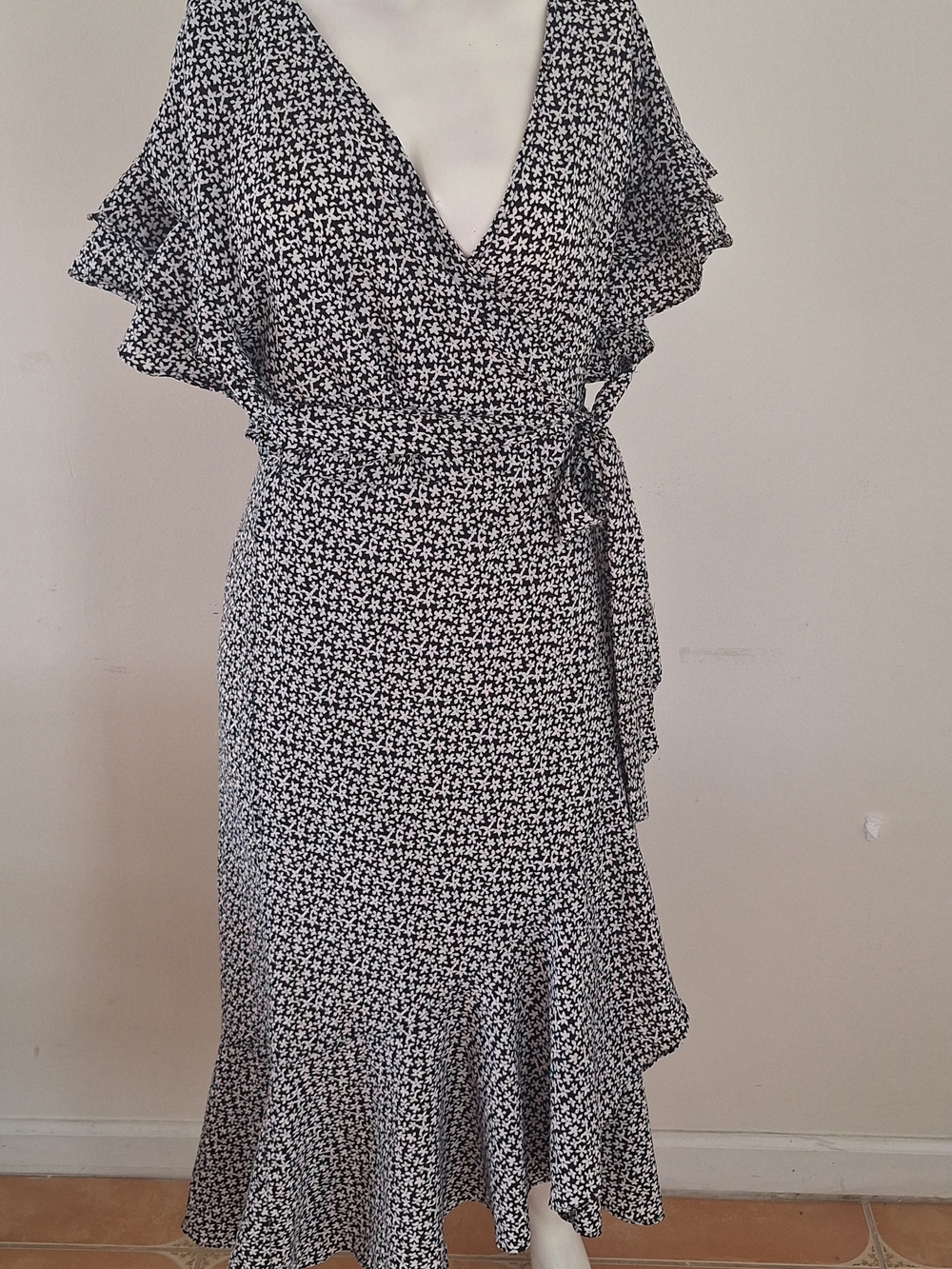 Max Studio Casual Summer  Black and White Floral Wrap Midi Dress Sz L